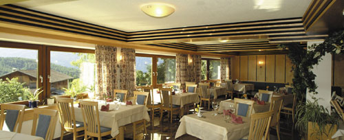 Im Speisesaal mit Panoramablick auf die Dolomiten Pustertals
